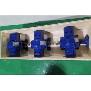 84*84 Tabung Tertutup Slewing Drive PV Worm Gear Slewing Drive